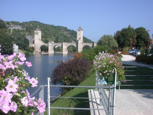 Photo du Pont Valentré à Cahors sous lequel vous passerez lors d'une croisière fluviale en bateau sans permis sur le Lot