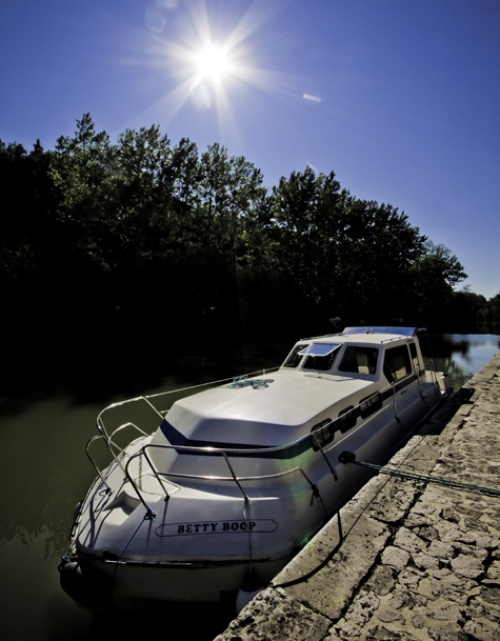 Triton 1050 bateau de location sans permis pour une croisière fluviale en Bourgogne, en Charente, sur le Canal du Midi, Aquitaine, en Anjou Pays de la Loire