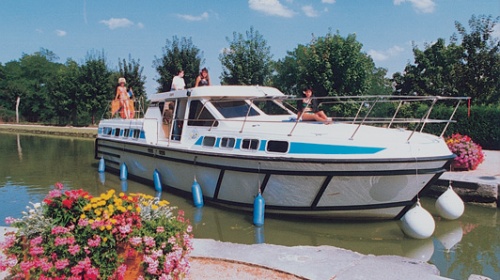Photo Tarpon 42 A bateau de location pour une croisière fluviale sur le Canal du Midi, en Charente, en Bretagne, sur le Lot, en Alsace et en république Tchèque