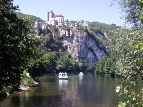 Photo de Saint Cirq Lapopie lors d'une croisière fluviale sur le Lot en bateau de location sans permis