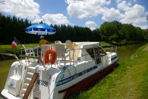 Taropn accosté sur la berge lors d'une croisière fluviale en bateau sans permis