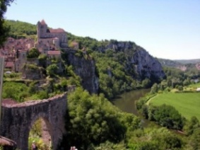 Mr Baboulène sur l'écluse du pont Valentré à Cahors lors d'une croisière fluviale en bateaux sans permis