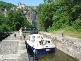 Photo de Saint Cirq Lapopie lors d'une croisière fluviale sur le Lot en bateau de location sans permis