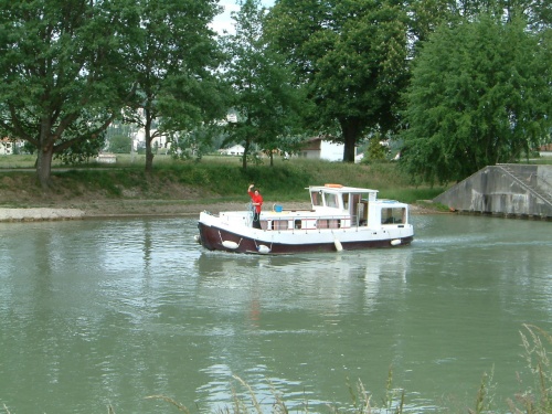 Bateau de location Pénichette 1107 sur la canal latéral à la Garonne lors d'une croisière fluviale