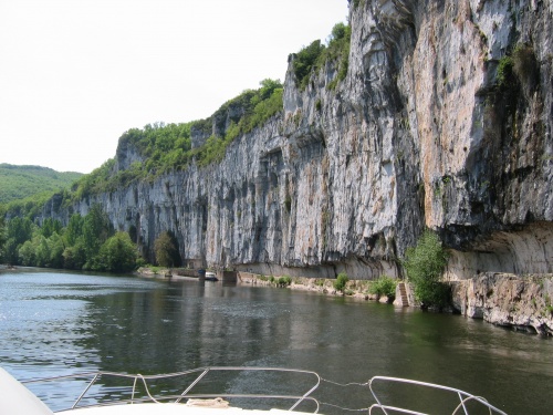 Magnifique falaises avec chemin de halage creusé à l'intérieur lors d'une croisière fluviale sur le Lot à Bouziès en direction de Saint Cirq Lapopie