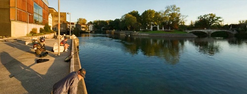 Les quais de Cognac au fil de la Charente en croisière fluviale sur un bateau de location sans permis
