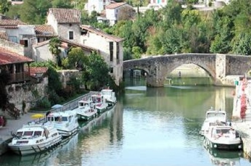 Port de nérac sur la baise en bateaux de locations habitables sans permis lors d'une croisière fluviale