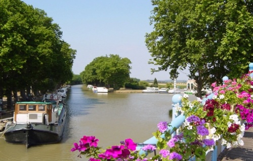Port de homps départ d'une croisière fluviale en famille où entre amis sur le Canal du Midi en bateaux de location sans permis