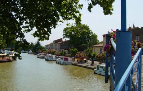 Port de homps départ d'une croisière fluviale en famille où entre amis sur le Canal du Midi en bateaux de location sans permis