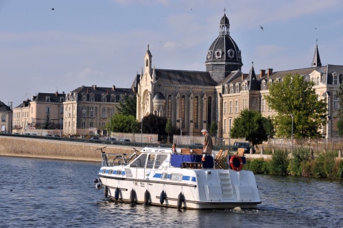Photo d'un bateau de location sans permis tarpon 42 lors d'une croisière fluviale en Mayenne