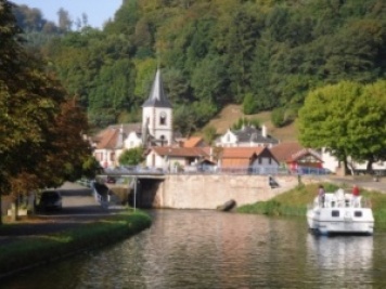 Bateau de location habitale sans permis sur le canal de la marne au rhin pour une croisière fluviale sur les rivières et canaux de France et d'Europe