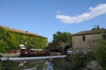Photo du somail sur le canal du midi prise à bord d'une péniche habitable, bateau de location sans permis pour une croisière où balade fluviale sur les rivières et canaux de France et d'Europe