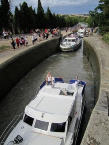 Bateaux de location sans permis sur le canal du midi dans les 7 écluses de Fonserannes. Embarquez pour une croisière fluviale à bord de nos péniches, houseboats