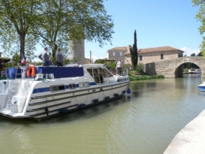 Tarpon sur le canal du midi ce bateau de location est idéal pour une croisière fluviale.