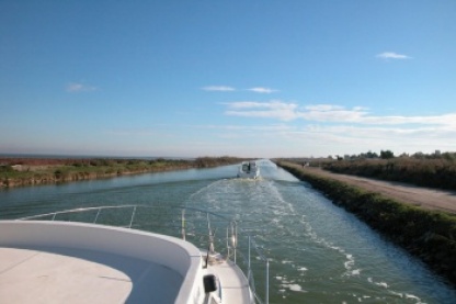 Bateau de location sans permis sur le Canal du Midi en Camargue lors d'une croisière fluviale
