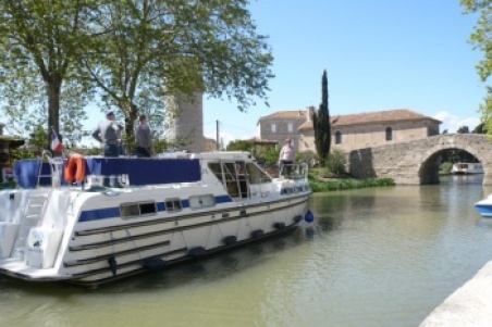 Bateau de location sans permis à Carnon lors d'une croisière fluviale