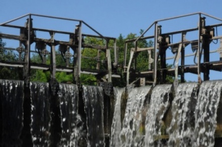 écluse sur le canal du midi pour une croisière fluviale en bateau de location sans permis, pénichette, houseboat