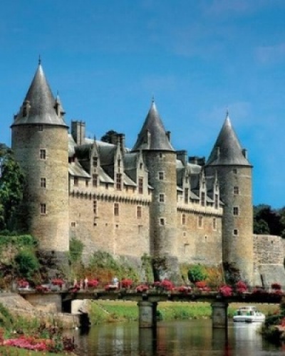 Photo du chateau de Josselin en Bretagne que vous pouvez voir en bateau de location lors d'une croisière fluviale sur le canal de Nantes à Brest