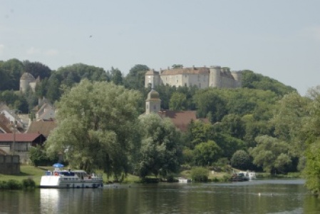 bateau de location sans permis lors d'une croisière fluviale sur la petite saône