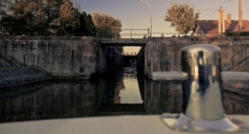 Ecluse sur le canal du nivernais lors d'une croisière fluviale en bateau de location sans permis