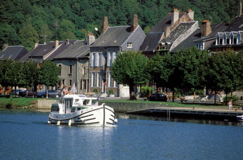 bateau de location sans permis, croisière fluviale à Pont à Bar dans les Ardennes
