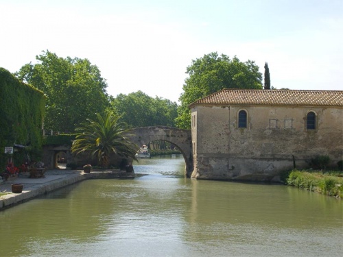 Vue du canal du midi d un bateau de location lors d'une croisière fluviale au départ de carcassonne