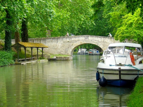 Bateau de location sans permis, sur le canal du midi lors d'une croisière fluviale