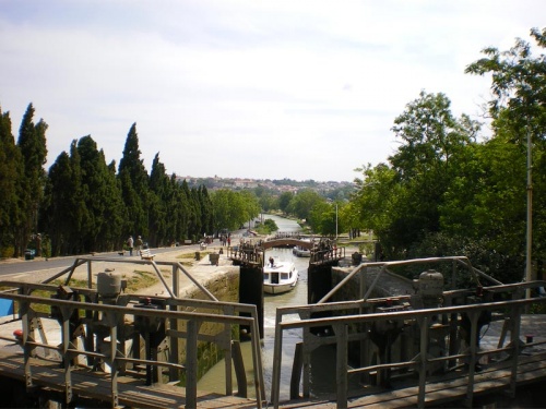 Ecluses de fonserannes à côté de Béziers lors d'une croisière fluviale en bateau de location sans permis