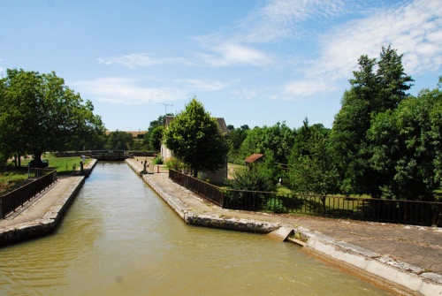 Vue du canal en bourgogne lors d'une croisière fluviale en bateau de location sans permis